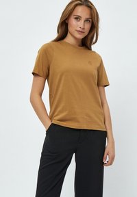 PEPPERCORN PCDEBORAH - T-shirt basic - tobacco brown
