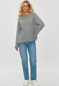 Makadamia LUŹNYM KROJU szary