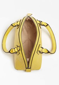 Gul håndtaske lavet af tekstureret materiale med krokodillemønster. Har dobbelte håndtag, lynlås lukning og en beige indvendig med logo print.