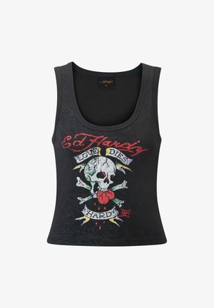 Top sin mangas negro con un atrevido gráfico de calavera y tibias cruzadas con un corazón, acentos multicolores y el texto "Love Dies Hard".