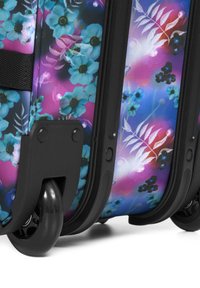 Maleta rodante colorida con un patrón floral en tonos azules y morados, acentos negros y un mango texturizado para un mejor agarre.