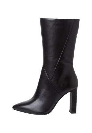 Mustat nahkaiset puolivartiset saappaat kärjestä kärkikolmion malliset, vinolla sauman yksityiskohdalla ja korkealla leveällä korolla, valkoisella taustalla.