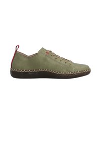 Chaussure en cuir vert olive à profil bas avec surpiqûres beige, lacets beiges, semelle en caoutchouc foncé et languette rouge à l'arrière.