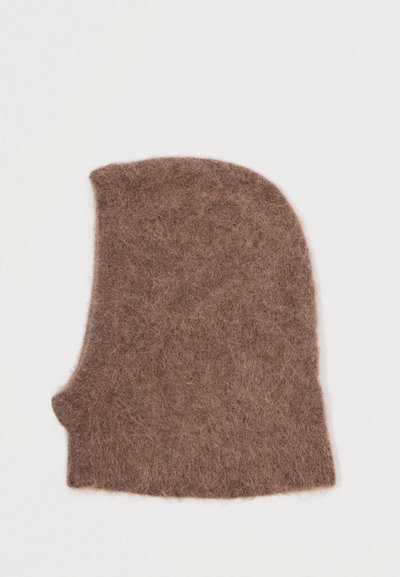 Balaclava en mélange de laine marron avec une texture douce, une forme arrondie et une légère ouverture pour le visage. Semble chaud et confortable.