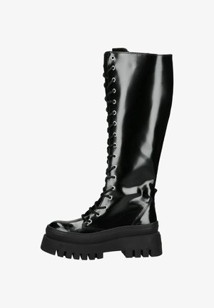 Hoge zwarte leren militaire laars met een dikke profielzool en een voorsluiting met veters tegen een witte achtergrond.