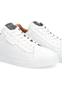 Baskets en cuir blanc avec une finition lisse, dotées de lacets blancs, d'un contrefort noir contrastant et d'une semelle en caoutchouc texturé.
