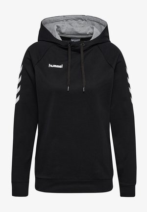 Zwarte hoodie met grijze binnenvoering, voorzien van een logo en een wit chevronpatroon op de mouwen, met verstelbare koord bij de hals.