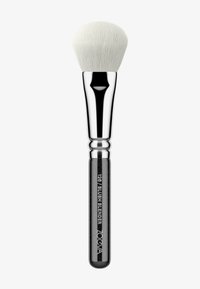 Pennello per fard con testa rotonda in setole sintetiche bianche, ferretto argento e manico nero testurizzato con marchio e numero di modello incisi.