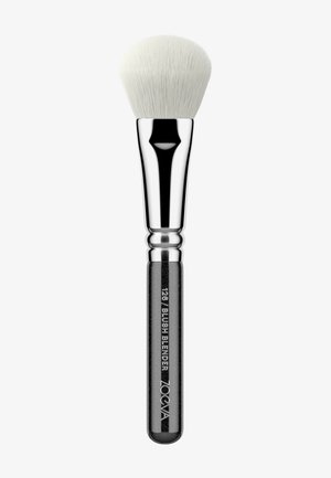 Blushkwast met een ronde, witte synthetische haren kop, zilveren ferrule en een zwarte, getextureerde handvat met gegraveerd merk en modelnummer.