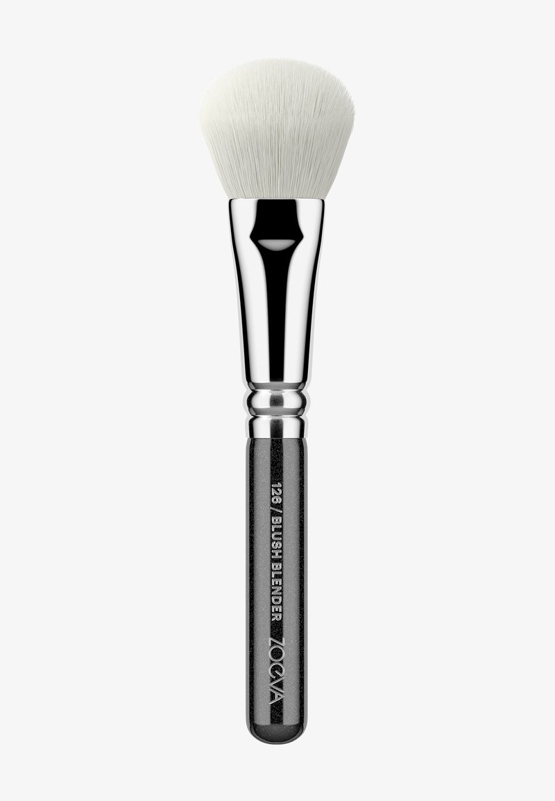 Pennello per fard con testa rotonda in setole sintetiche bianche, ferretto argento e manico nero testurizzato con marchio e numero di modello incisi.