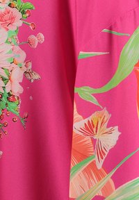 Rosa Stoff mit floralem Design, das weiße und orangefarbene Blumen sowie grüne Blätter zeigt. Glatte Textur mit lebendigem Farbkontrast.