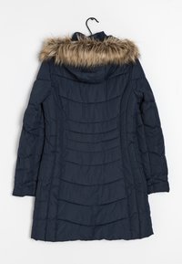 Doudoune bleu marine avec un col en fausse fourrure, présentant un design matelassé, des manches longues et un ourlet courbé.