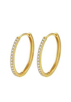 Złote kolczyki koła z rzędem lśniących, przezroczystych kamieni wzdłuż zewnętrznej krawędzi. Gładkie wykończenie z wypolerowanym blaskiem.