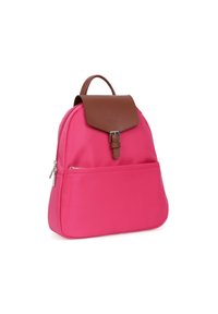 Zaino in nylon rosa con flap in pelle marrone, elementi in metallo argentato, tasca frontale e maniglia superiore. Texture liscia con una forma strutturata.