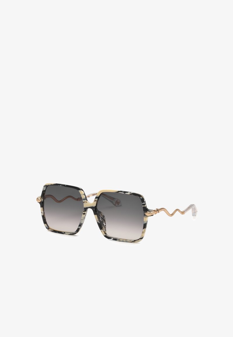 Lunettes de soleil carrées noires et beige en écaille de tortue avec verres dégradés foncés et branches dorées à texture serpent.