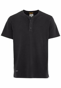 Schwarzes Kurzarm-Polohemd mit gerippter Struktur, einer Knopfleiste mit drei Knöpfen und seitlichen Schlitzen. Dezente Markenkennzeichnung auf der Brust und dem Saum.