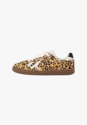 Leopardenmuster-Sneaker mit einer strukturierten gelb-braunen Oberfläche, weißen Akzenten und einer braunen Gummisohle. Merkmale sind weiße Schnürsenkel und eine verstärkte Ferse.