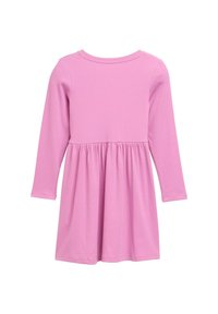 Vestito rosa a maniche lunghe realizzato in tessuto a coste. Presenta un collo rotondo e una vita arricciata, creando una gonna a palloncino.