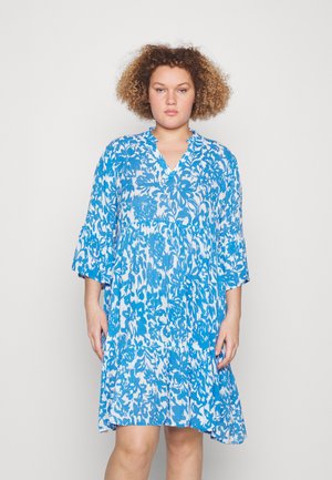 Vestido azul floral con escote en V, mangas acampanadas de tres cuartos y corte holgado. La tela es ligera y tiene un aspecto texturizado.