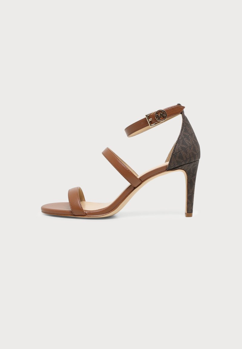 Sandale marron à talon haut avec trois brides, boucle à la cheville avec logo, talon texturé et panneau arrière marron foncé.