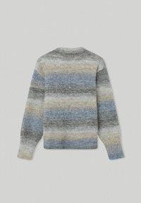 Gestreepte gebreide trui in grijs, blauw en beige tinten. Heeft lange mouwen, een ronde hals en geribbelde cuffs en zoom voor textuur.