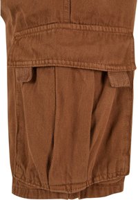 Brune cargo shorts laget av teksturert stoff, med store sidelommer med klaffer og plisserte detaljer for ekstra plass.