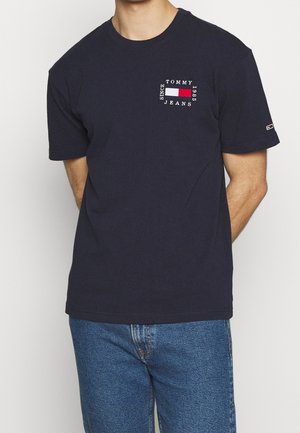 Marineblauwe katoenen t-shirt met korte mouwen met geborduurd "Tommy Jeans" logo en een rechthoekig ontwerp in rood, wit en blauw op de borst.