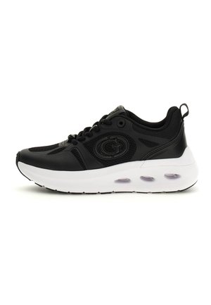 Baskets de sport noires avec empeigne en mesh et cuir, semelle blanche épaisse avec amorti à air visible, et logo sur le côté.