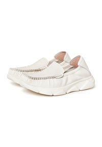 Bílé slip-on boty vyrobené z texturované kůže, s šedým prošíváním podél okraje a polstrovanou podešví se vlnkovým vzorem.