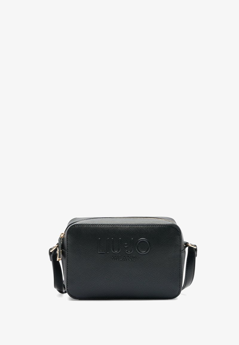 Sac à bandoulière rectangulaire noir en matériau synthétique texturé. Présente un logo en relief, une fermeture éclair et une bandoulière adjustable.