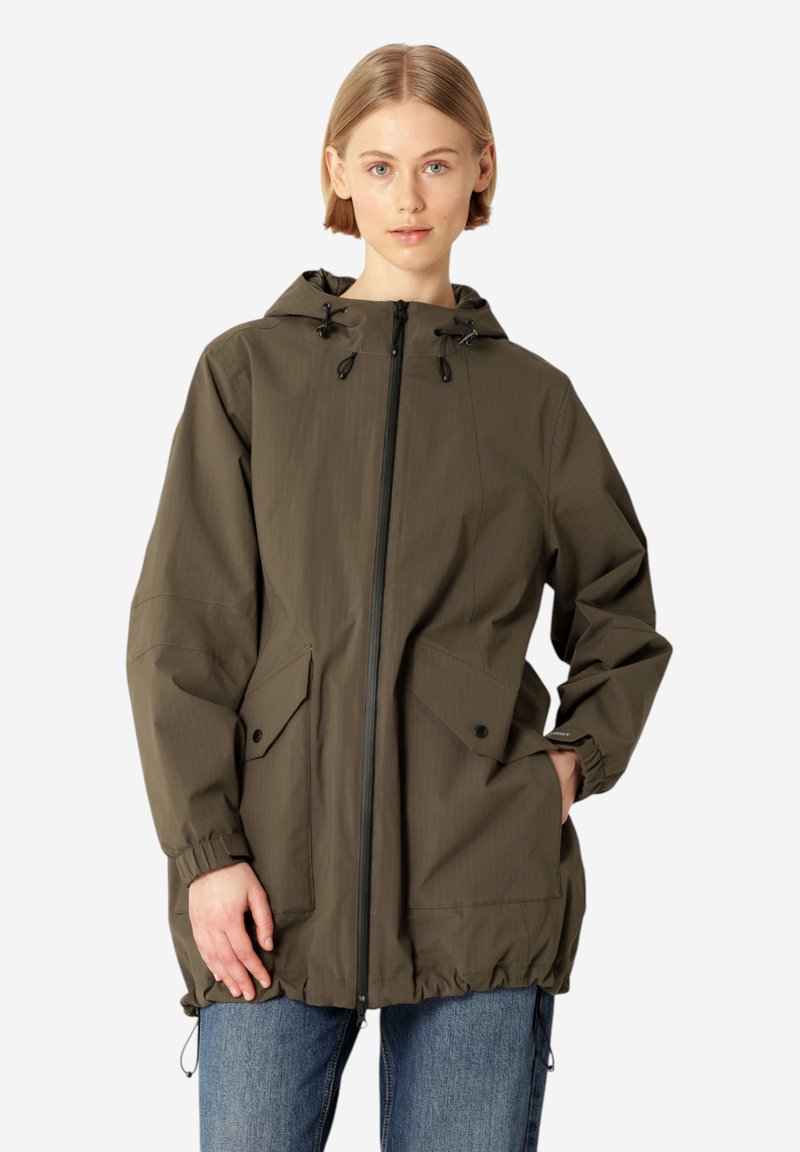Chaqueta con capucha de color verde oliva, con cierre de cremallera en la parte delantera, puños elásticos y dos grandes bolsillos frontales. Tejido texturizado con un ajuste ligeramente holgado.