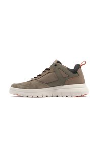 Scarpa da ginnastica marrone e grigia con una parte superiore in suede testurizzato, dettagli in rete e una suola bianca robusta con particolari arancioni.