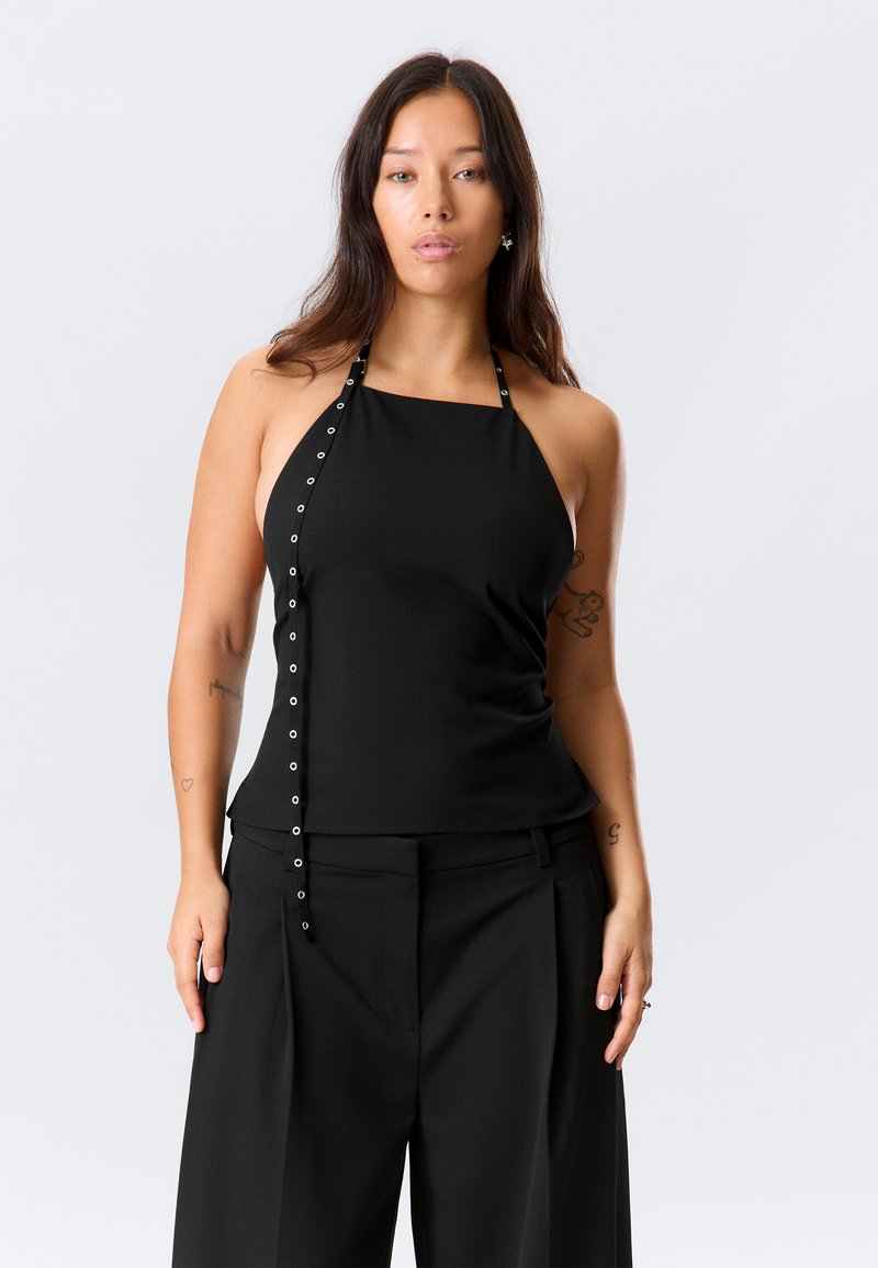 Haut noir à col licou avec un décolleté droit et des boutons sur le côté. Tissu lisse ; possède des bretelles fines et une silhouette ajustée.