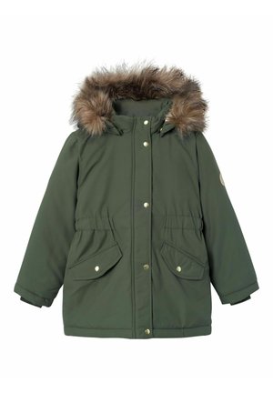 Parka d'hiver vert foncé avec capuche bordée de fausse fourrure, boutons-pression à l'avant et deux poches à rabat, conçue pour les temps froids.
