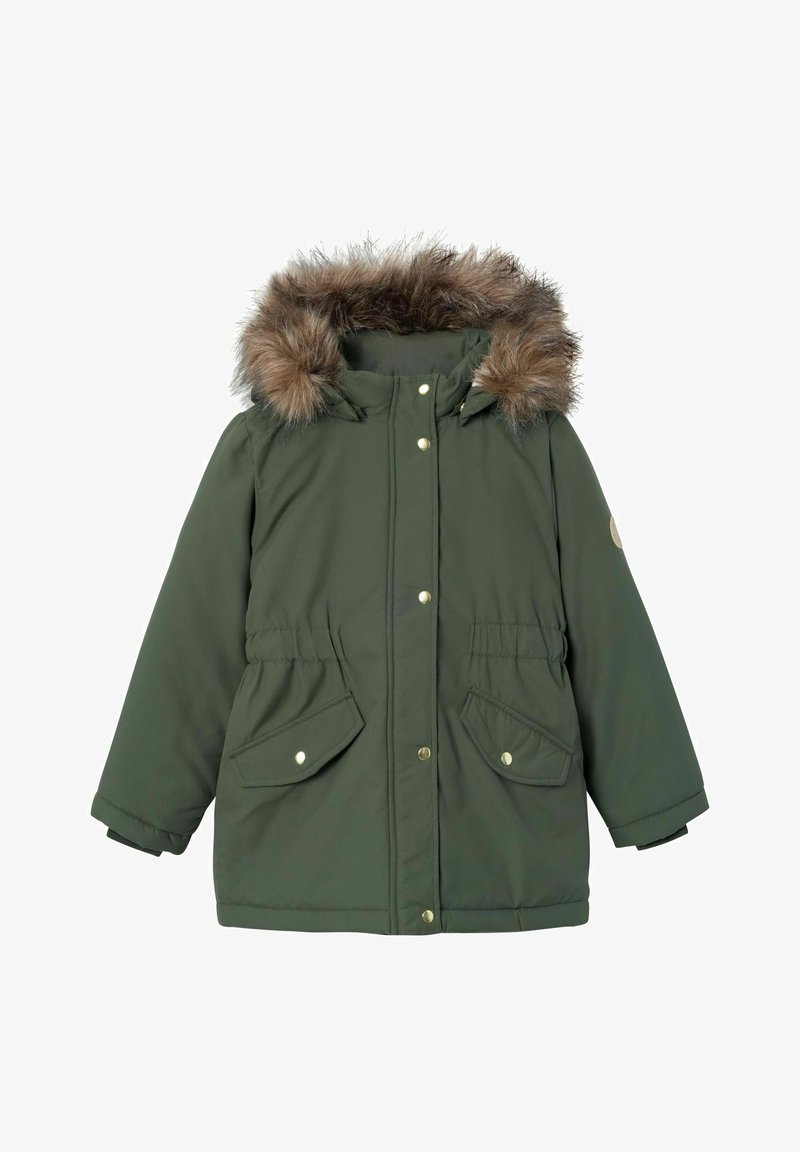 Parka d'hiver vert foncé avec capuche bordée de fausse fourrure, boutons-pression à l'avant et deux poches à rabat, conçue pour les temps froids.