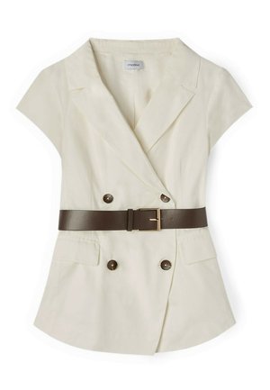 Blazer crème à manches courtes, double boutonnage, col à revers, ceinture marron foncé avec boucle dorée et deux poches devant.