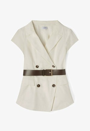 Crème korte mouwen dubbelgeknoopt blazer met reverskraag, donkerbruine riem met gouden gesp en twee voorzakken.