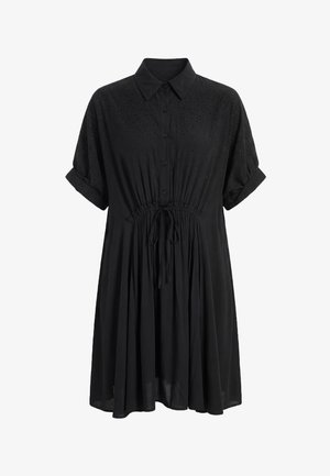 Schwarzes kurzärmeliges Hemdkleid mit Kragen, umgeschlagenen Manschetten, geraffter Taille mit Kordelzug und subtiler gepunkteter Textur auf oberem Brustbereich und Ärmeln.