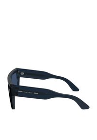 Occhiali da sole blu navy con una montatura rettangolare elegante, materiale traslucido, accenti argentati sulle tempie e lenti scure.