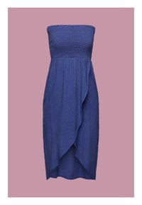 Robe midi bleue bustier avec corsage froncé et jupe drapée style portefeuille sur fond rose.