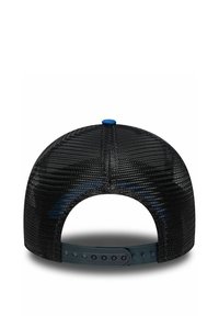 Schwarze Netzmütze mit abgerundetem Kopf, blauer Druckknopfverschluss auf der Rückseite und verstellbarem Riemen. Mit einer strukturierten Oberfläche.