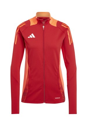 Rote Jacke mit orangefarbenen Akzenten, Reißverschluss, hoher Kragen, langen Ärmeln und zwei seitlichen Taschen. Mit Adidas-Logo und AEROREADY-Branding.