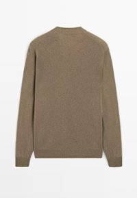 Braun, langärmliger Pullover mit rundem Ausschnitt, aus weichem Material gefertigt, mit glatter Textur und gerippten Bündchen und Saum. Rückansicht gezeigt.