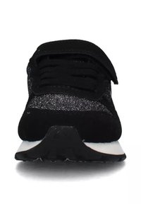 Scarpe da ginnastica nere con una tomaia in suede e rete, lacci piatti e una suola in gomma testurizzata. Caratterizzate da un design leggero e uno stile minimalista.