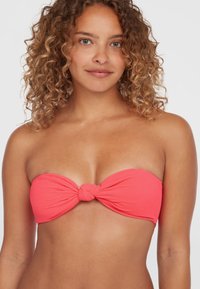 Koraal bandeau bikini top met een geknoopte middenstuk, textuurstof, naadloos ontwerp en zonder bandjes voor een minimalistische uitstraling.