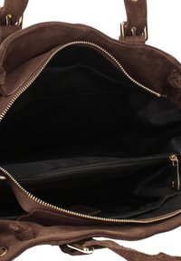 Sac à main en daim marron avec fermeture éclair dorée, ouvert pour révéler un intérieur noir, comprenant une poche zippée centrale et deux poches latérales ouvertes.