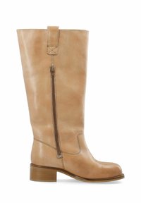 Bota alta de cuero color marrón con cremallera lateral, tacón cuadrado, punta redondeada y un acabado suave, ligeramente texturizado.
