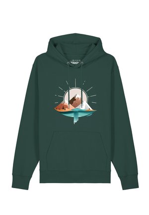 Dunkelgrüner Hoodie mit einem Berglandschaftsdesign, das schneebedeckte Gipfel, Bäume, einen Wasserfall und eine große Sonne im Hintergrund zeigt.