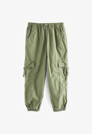 Olivengrønne cargobukser med elastisk talje og manchetter, sidelommer med klap, strop og D-ring detaljer.