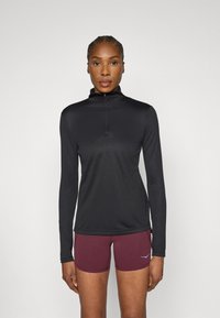 Juodas sportinis ilgarankovis viršus su ketvirčio užtrauktuku ir lygiu paviršiumi, derinamas su bordo šortais, kuriuose yra subtilus logotipo detalė.